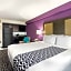 La Quinta Inn & Suites by Wyndham West Long Branch