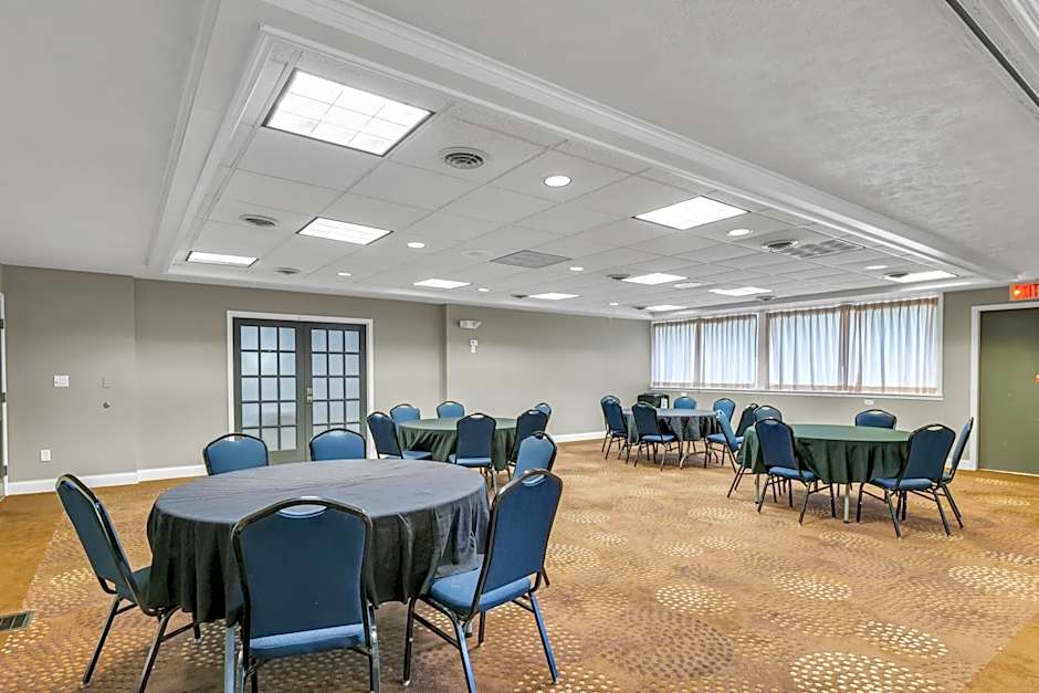 Eastland Suites Hotel & Conference Center By OYO Urbana