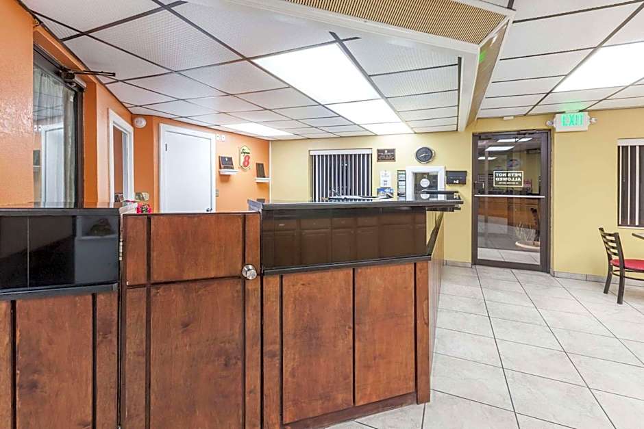 Super 8 by Wyndham Clinton