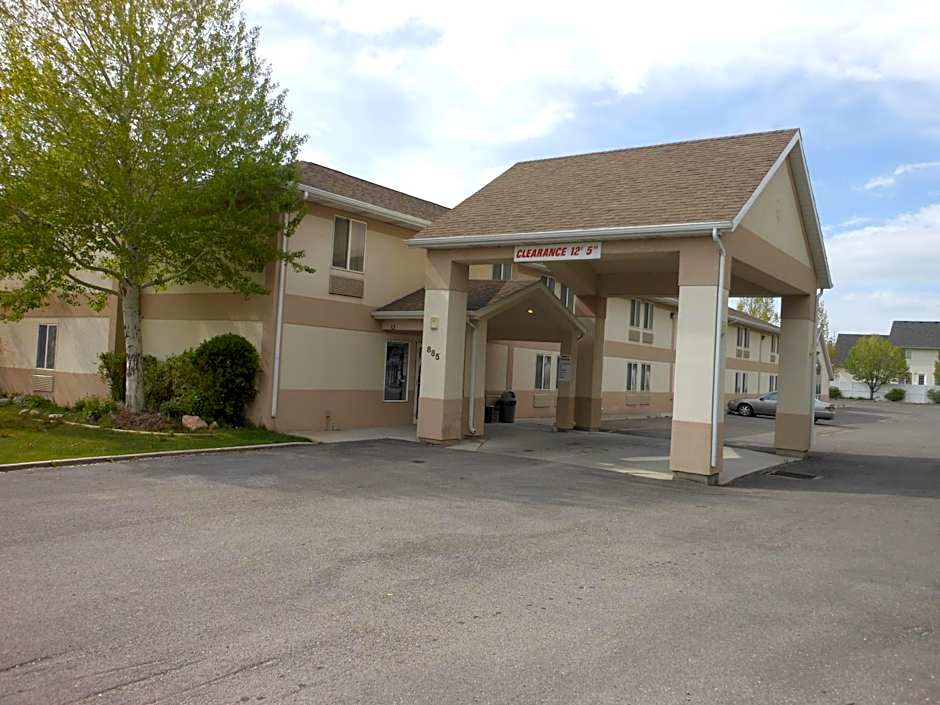 Economy Inn & Suites