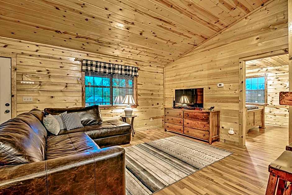 Broken Bow Starlight Cabin with Private Hot Tub!