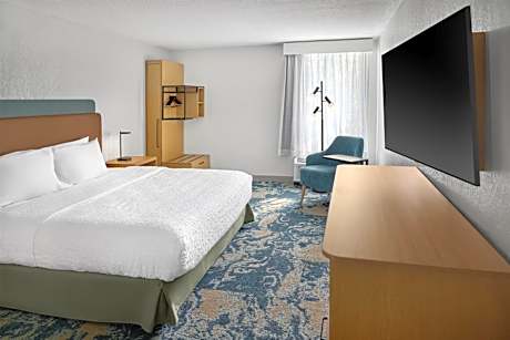 King Room with Roll-In Shower - Mobility Access/Non-Smoking