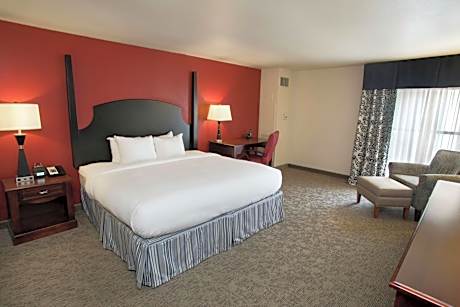 King Room with Roll-In Shower - Hearing/Mobility Access