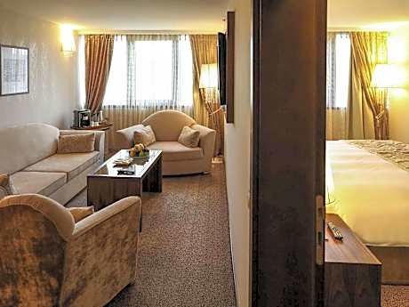 Junior King Suite with Spa Bath - Lane Side