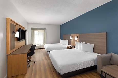 Queen Room with Two Queen Beds and Bath Tub - Mobility Accessible/Non-Smoking