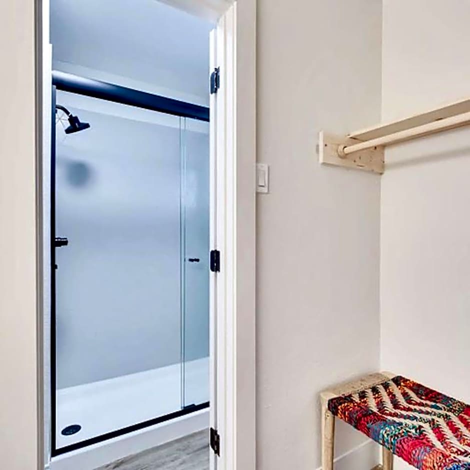 Hotel McCoy - Art, Libations, Pool Society