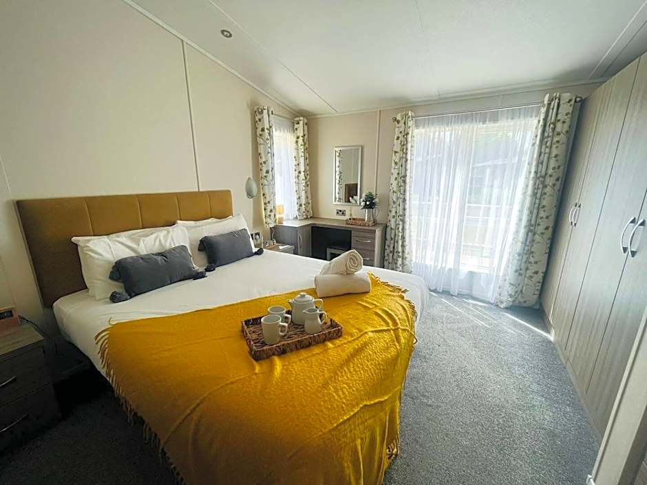 Waterside Retreat With Hot Tub