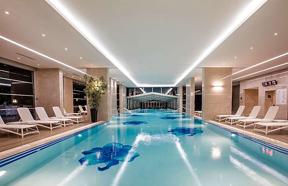 Charisma De Luxe Hotel