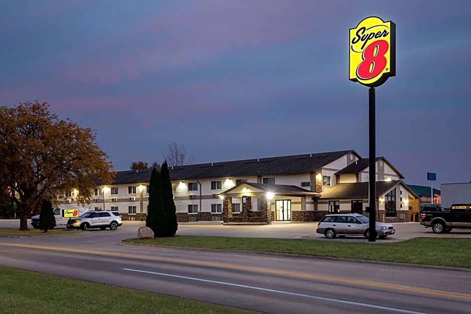 Super 8 by Wyndham Waverly