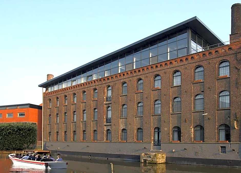 Budget Rooms by Ghent River