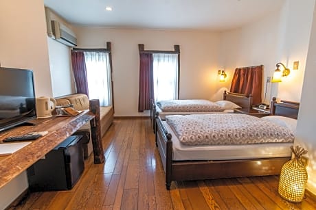 Deluxe Twin Room with Private Bathroom