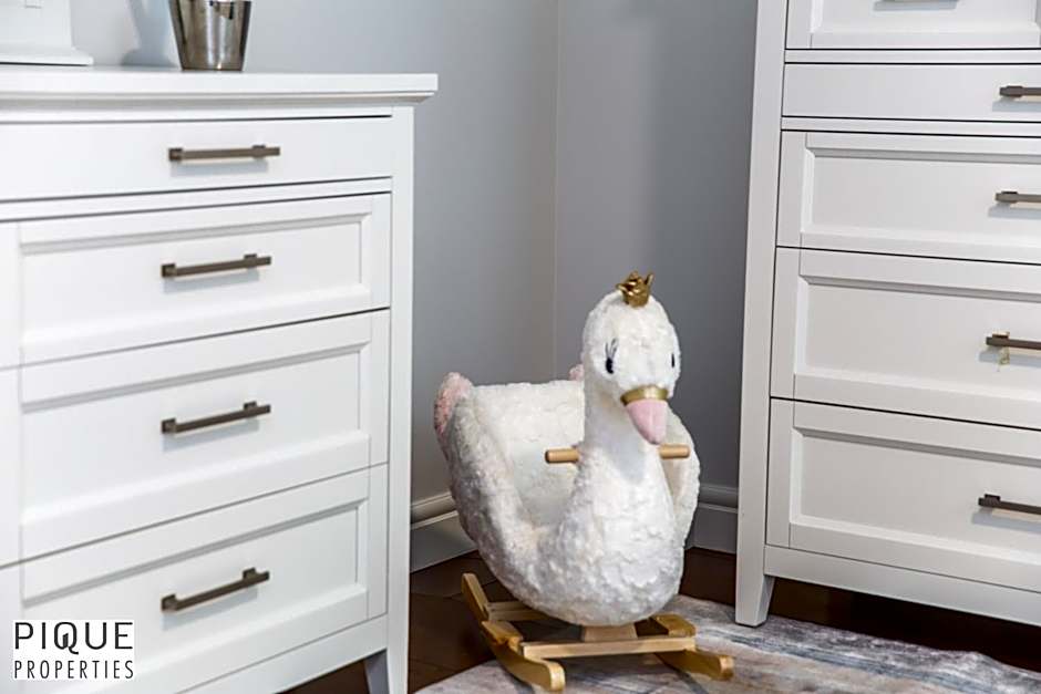 LUXURIOUS 6 Bed Home I Fireplace I near Sports Park I with Double Garage & Fast WiFi!