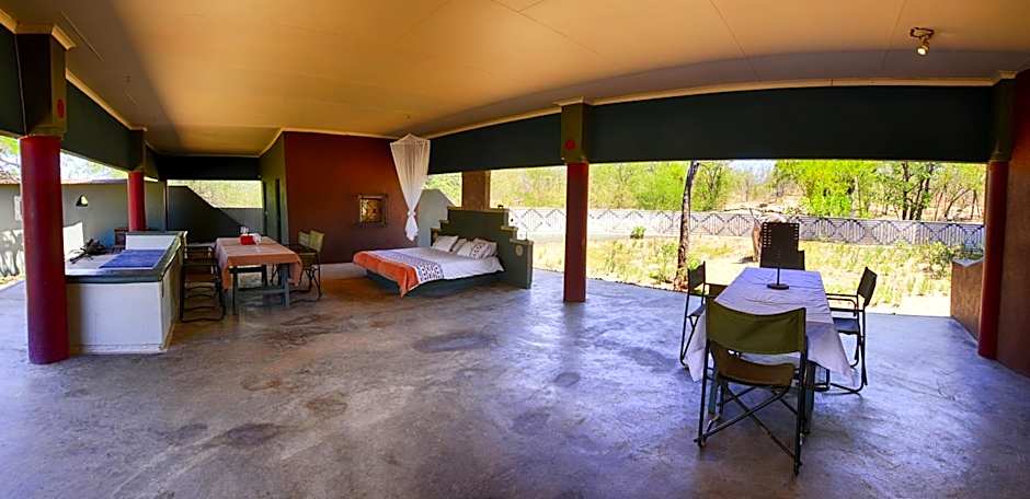 Tingala Lodge - Bed in the Bush