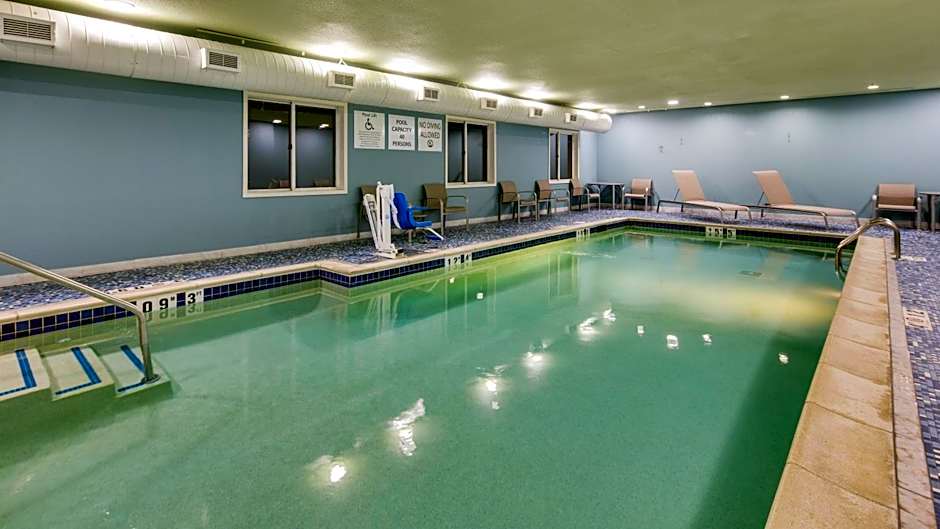 Holiday Inn Express & Suites Detroit - Farmington Hills By IHG