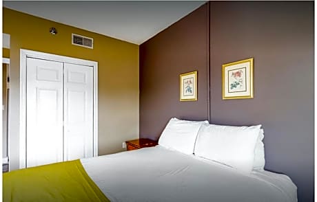 Three-Bedroom Apartment with Mountain View