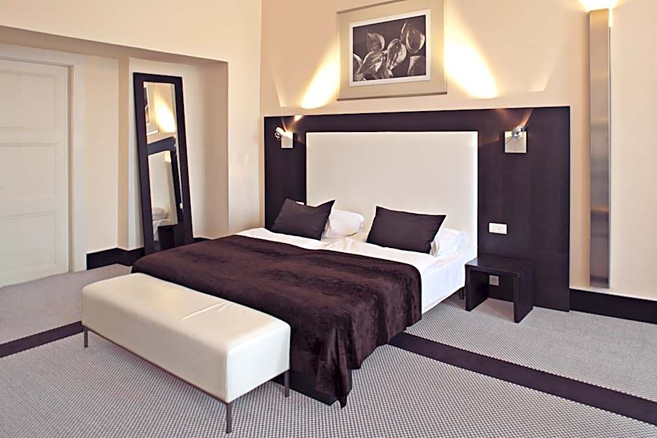 Old Town Square Residence by Emblem