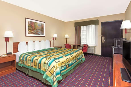 King Room with Mobility Access - Pet Friendly/Non-Smoking