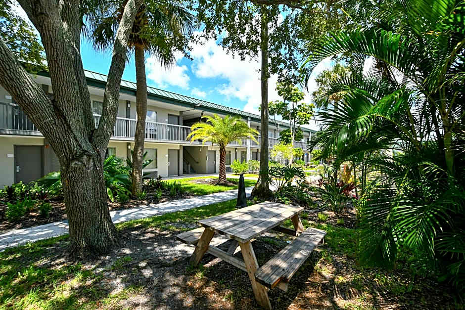 Sarasota Cay Club #612 - Heated Pool, Bunk Beds, Huge TV, Tiki Bar, More!