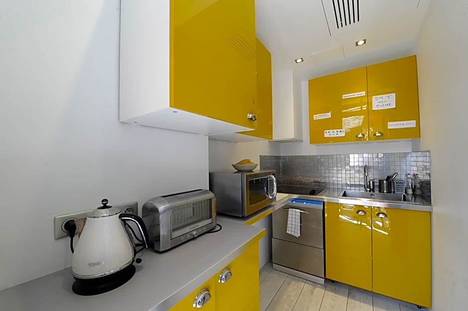 The 3 Ducks Eiffel Tower by Hiphophostels