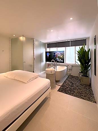 Bathtub Room