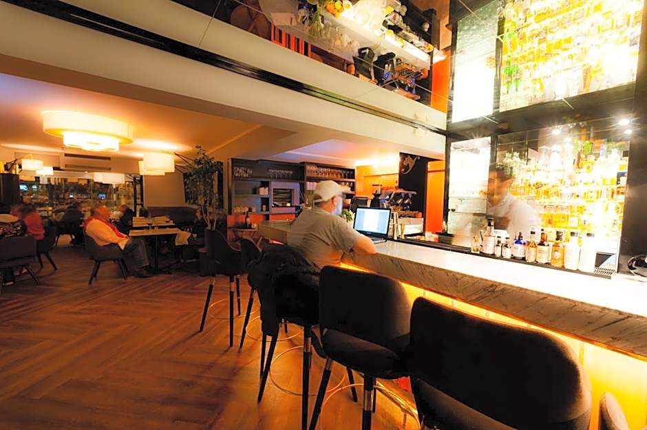 Roosevelt Hotel & Suites