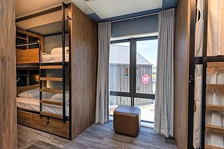 Bed in 8-Bed Dormitory Room with Ensuite