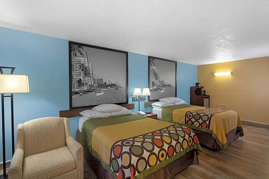 Super 8 by Wyndham Bradenton Sarasota Area