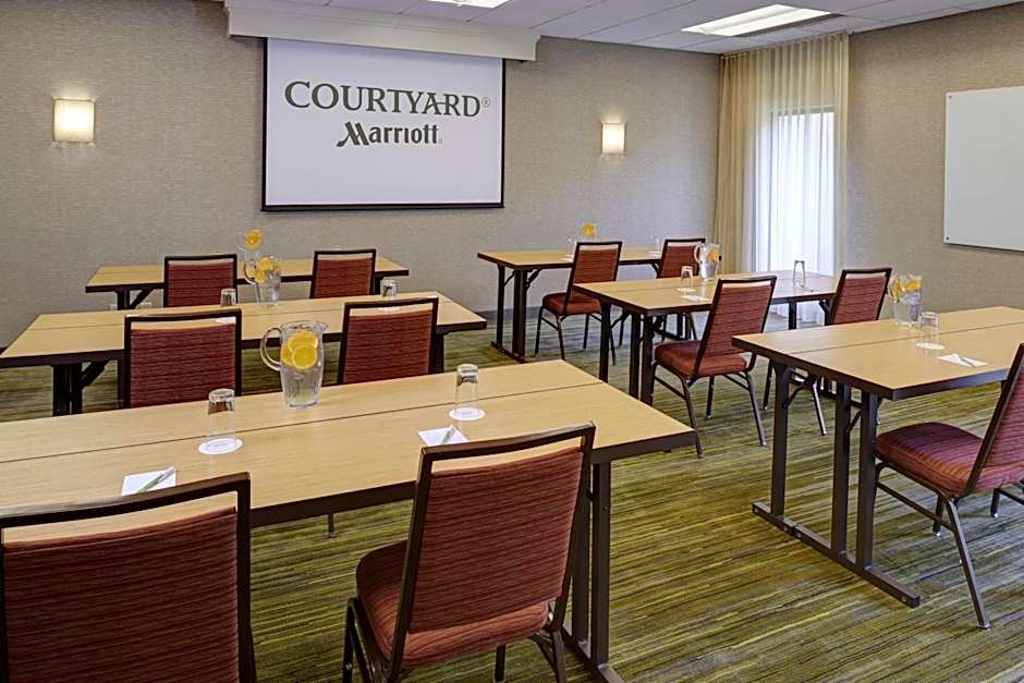 Courtyard by Marriott Indianapolis Airport