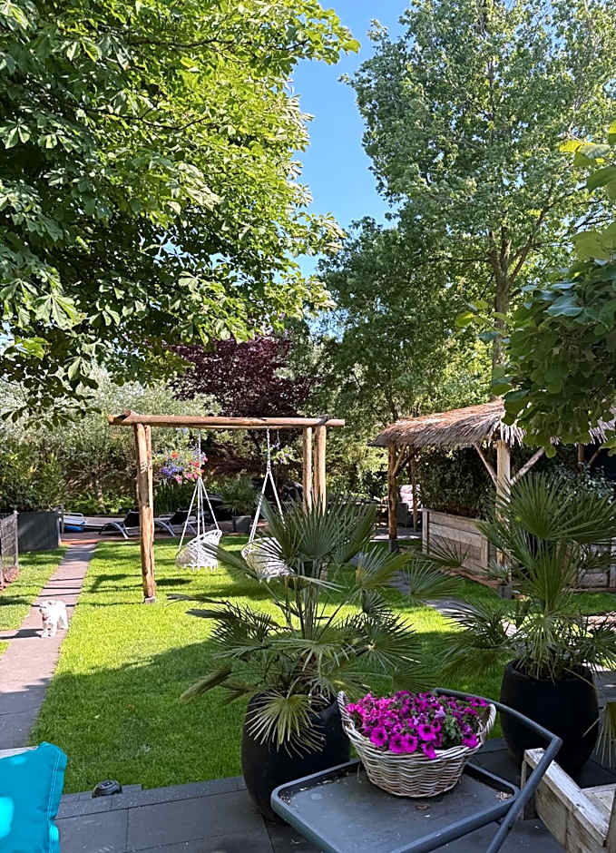 Casa aan de Plas, B&B met sauna en hottub of jacuzzi