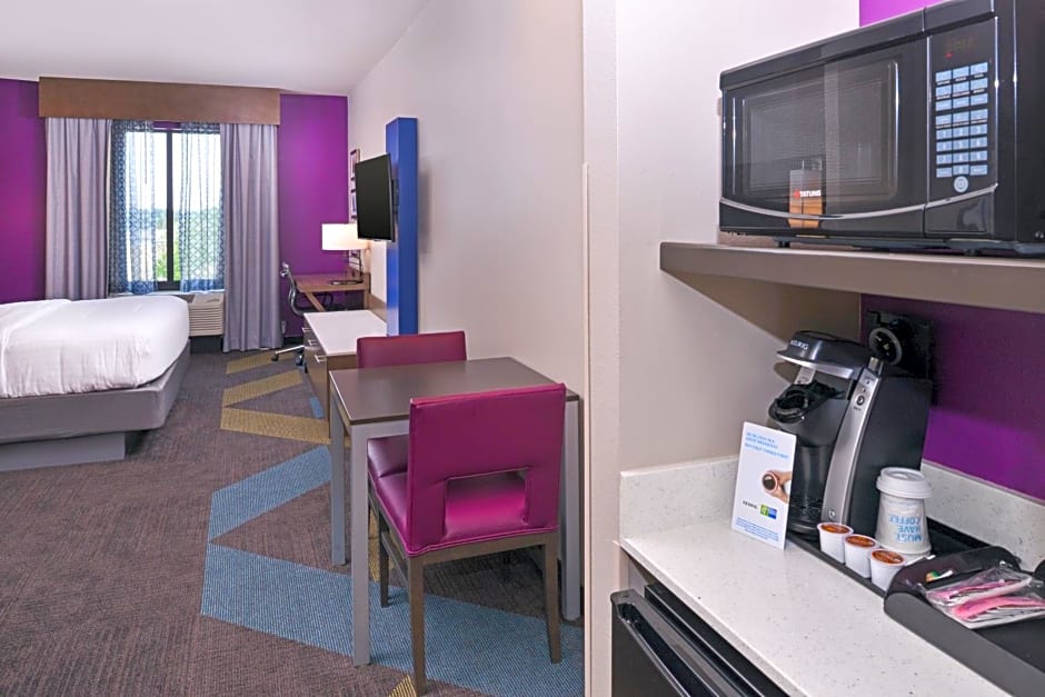 Holiday Inn Express & Suites Bryant West