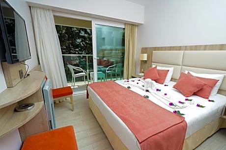 Deluxe Double Room with Side Sea View