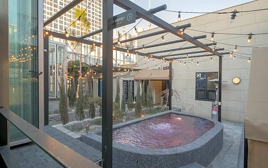 Hotel February Dong Seong Ro