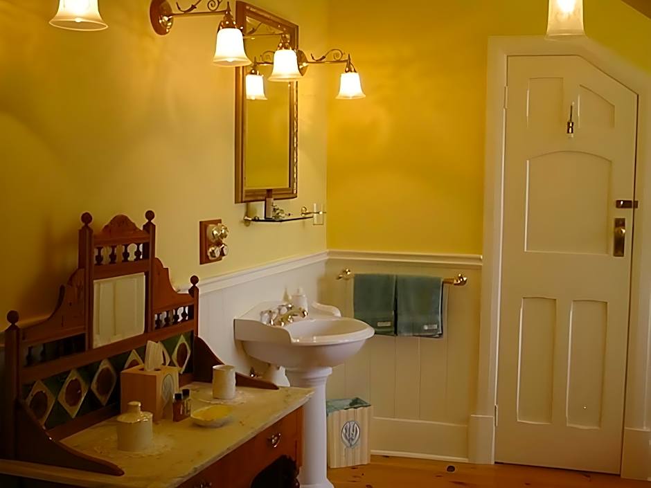 Water Bay Villa Bed & Breakfast