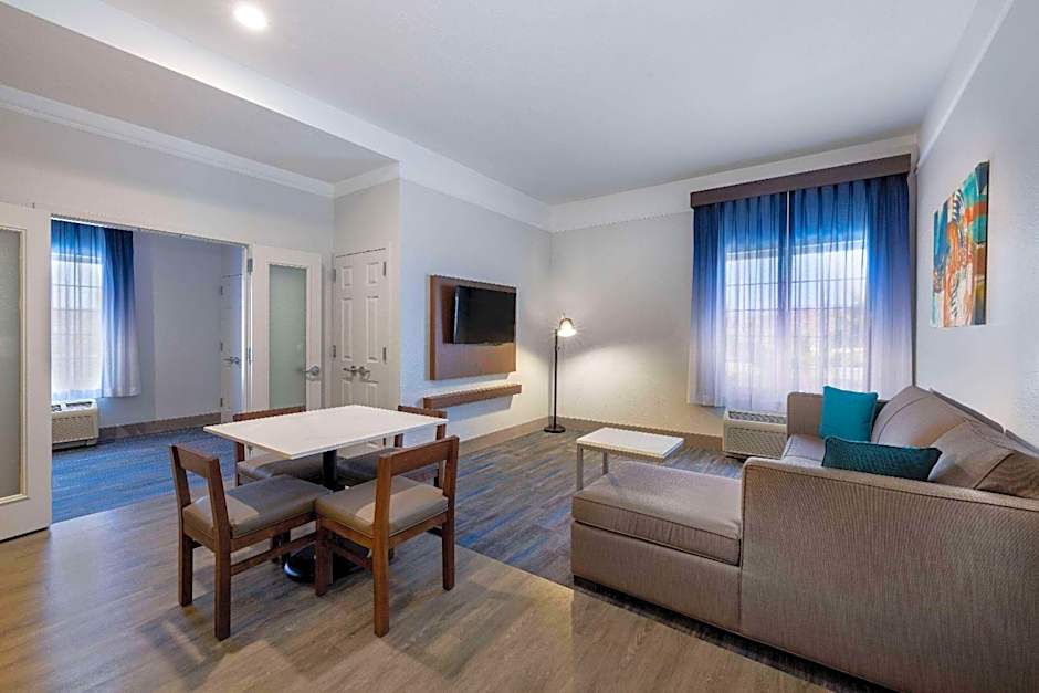 Photo 1 of 4 of Premier 1 Bedroom 2 Queen Beds Suite, Pool View