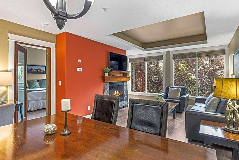 Gorgeous Mountain Condo - Hot Tub & Pool managed by Little Sister Getaways