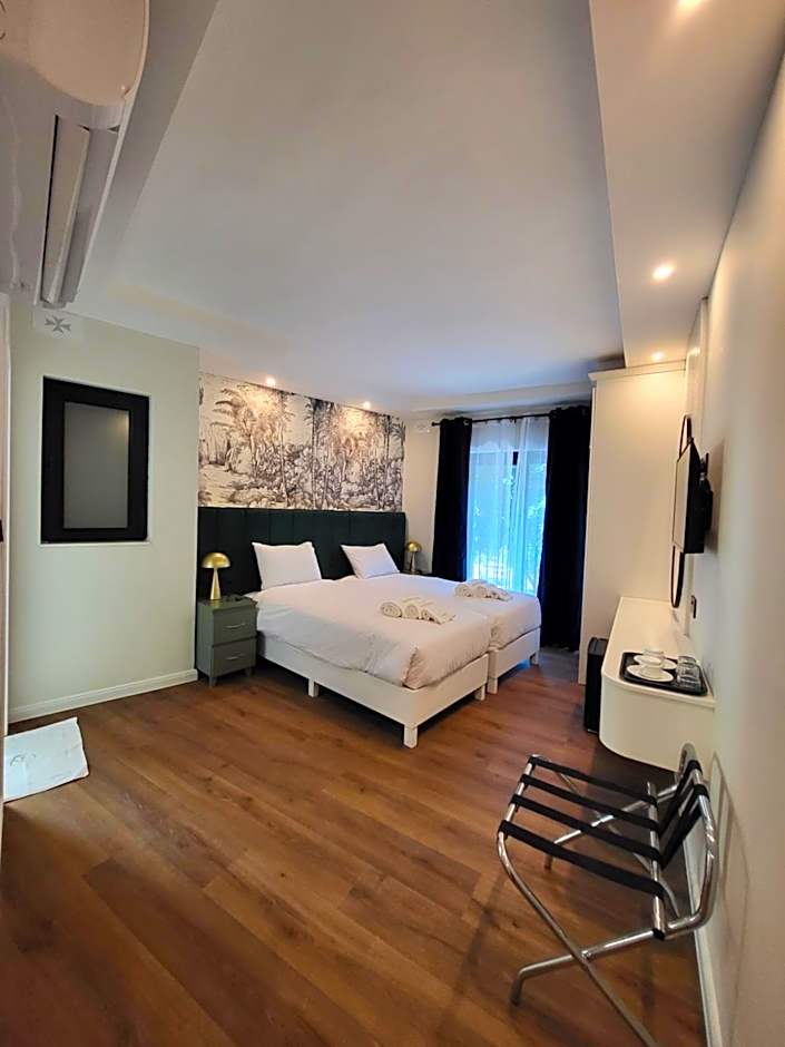 Carlton Hotel