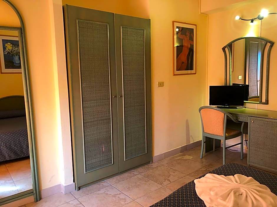 Hotel AMALFI & Restaurant Karaoke Bar