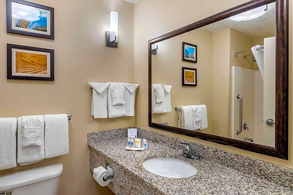 Comfort Suites Speedway - Kansas City