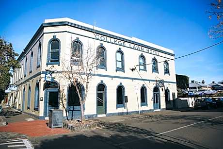 College Lawn Hotel