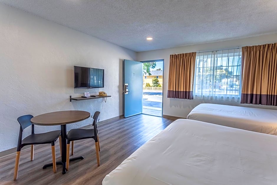 Coastal Breeze Inn