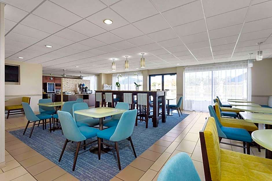 La Quinta Inn & Suites by Wyndham Bonita Springs Naples