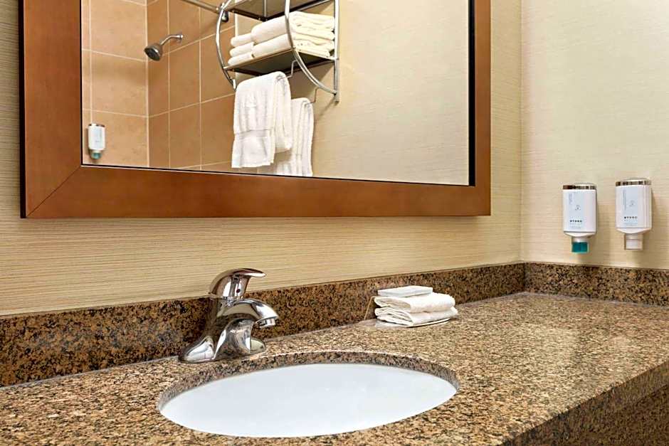 Travelodge by Wyndham Oshawa Whitby