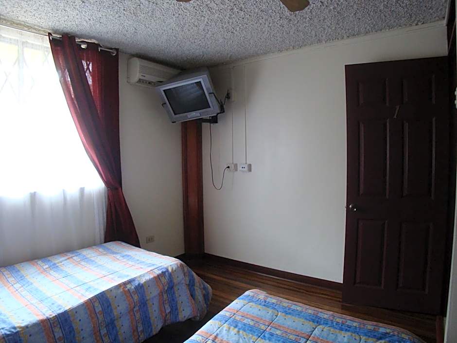Hotel La Guaria Inn & Suites