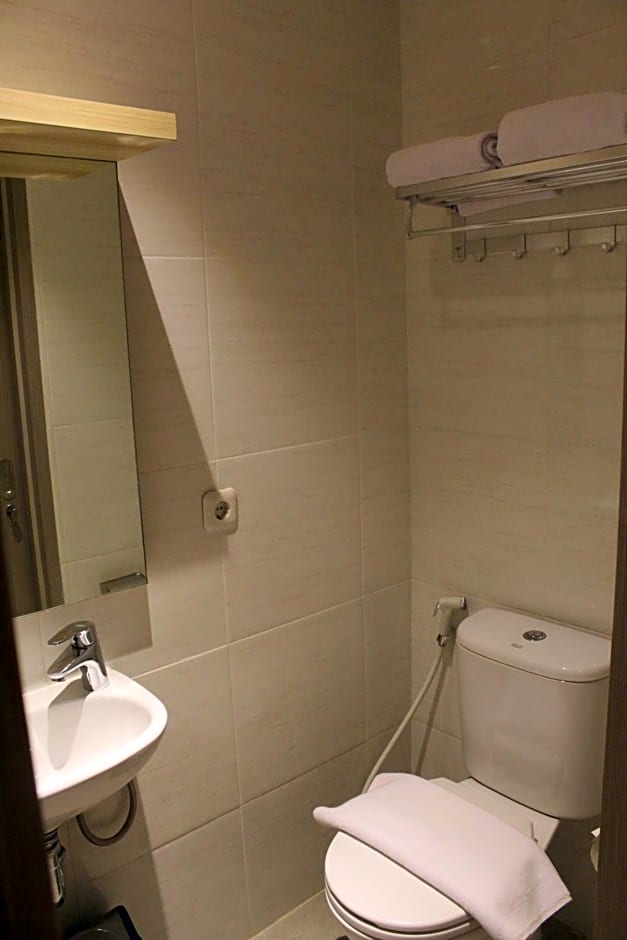 Central Front One Inn Jakarta Airport