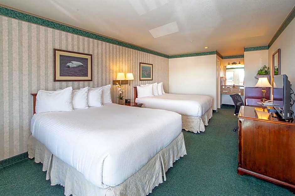 Emerald Dolphin Inn & Mini Golf