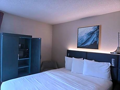 King Room - Desability/Hearing Access Tub - Non-Smoking