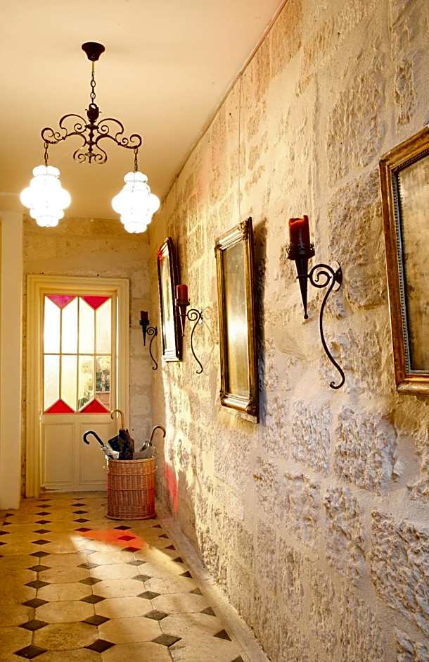 La Porte Rouge - The Red Door Inn