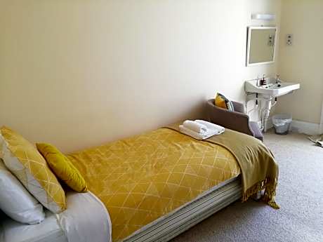 Single room NOT EN SUITE