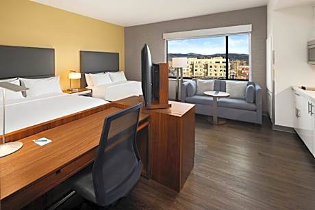 Double Queen Studio, Larger Studio, 2 Queens