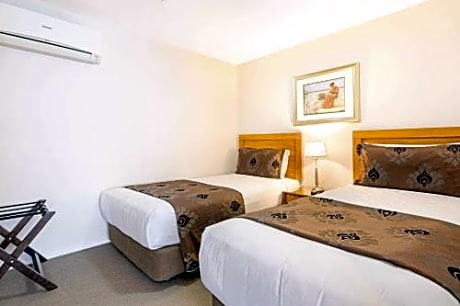 One-Bedroom Suite with Kitchen